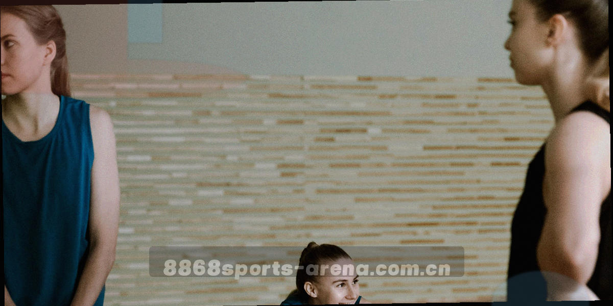 版本卡片并排对比、连接线和状态标签的抽象信息图